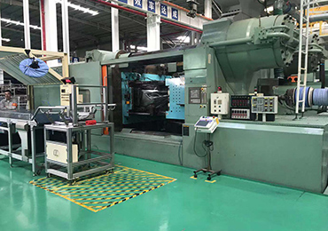 Large injection molding machine